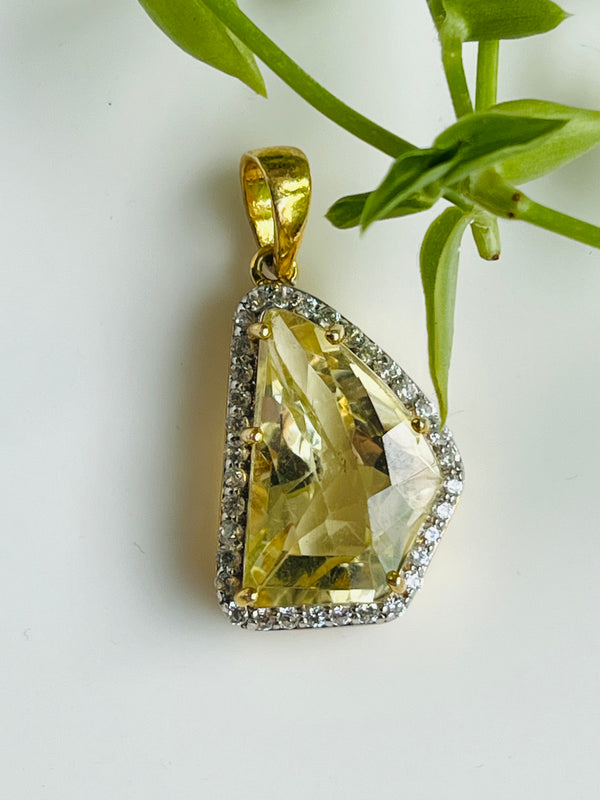Ivika honey quartz locket