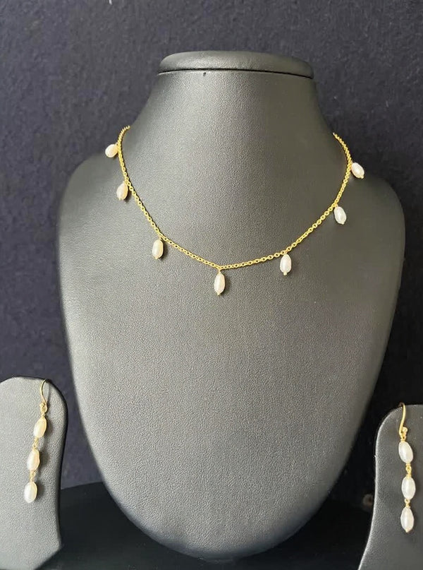 Pearl chain with earrings